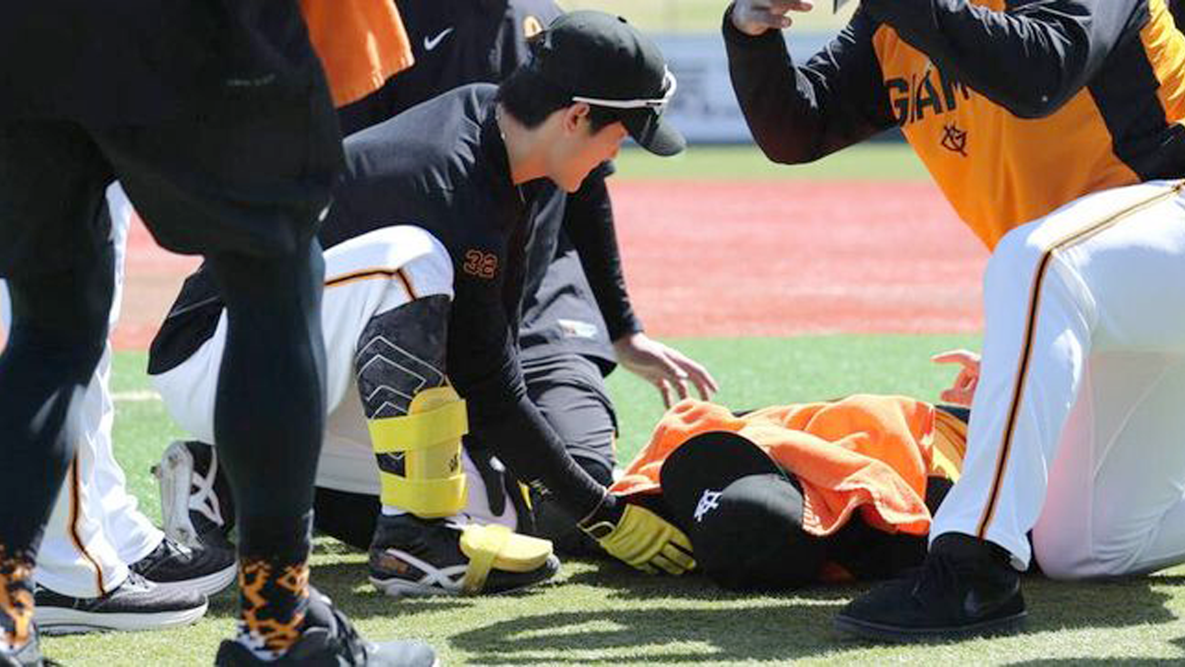 【巨人】不動の3番・泉口友汰が顔面直撃で救急搬送…脳振とうと診断。緊急昇格の2年目・石塚裕惺が「組織の穴」を埋められるか