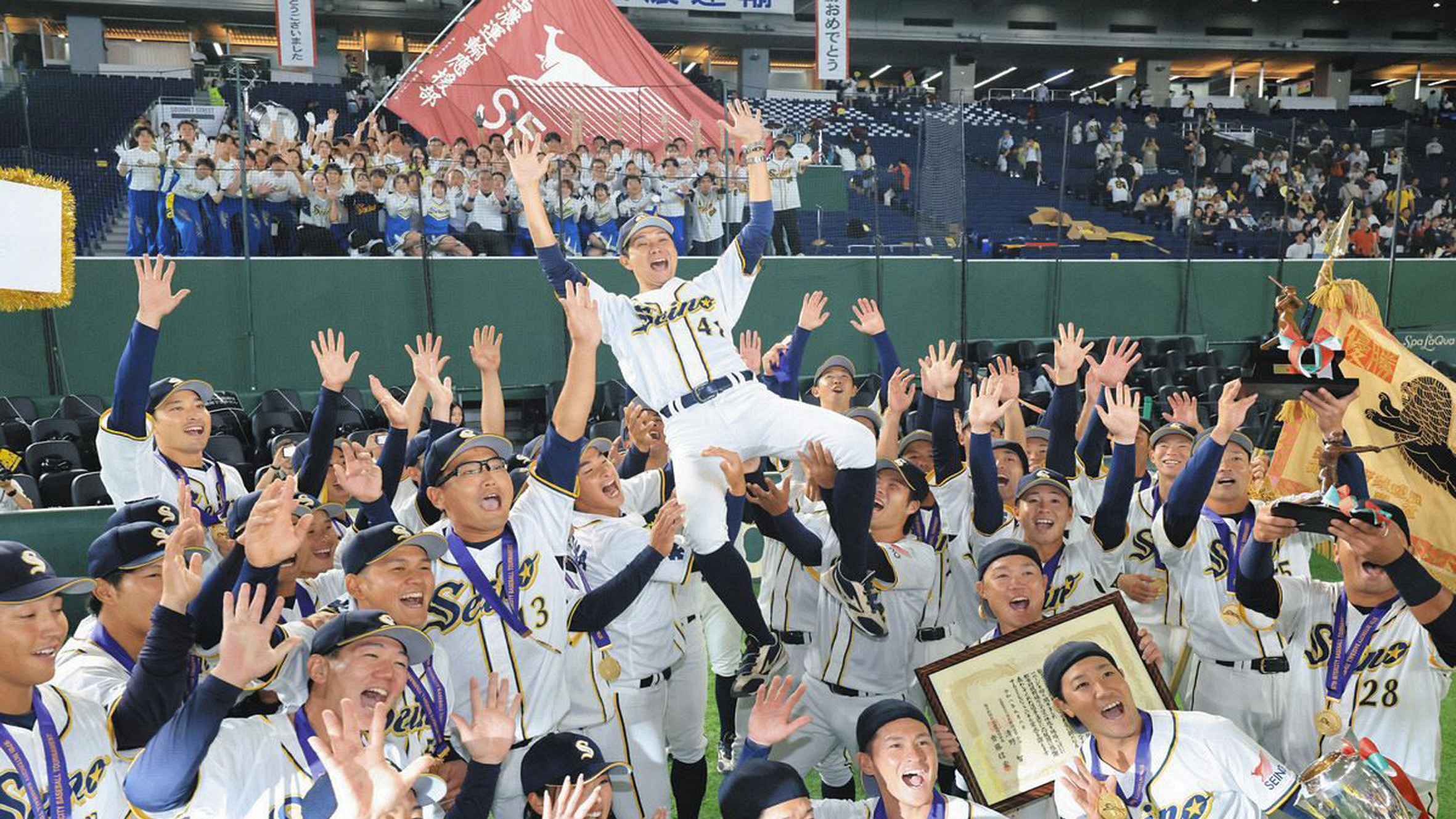 【都市対抗】西濃運輸が12年ぶり2度目の黒獅子旗！4回に一挙4点の集中打、NTT西日本の猛追を振り切り頂点へ